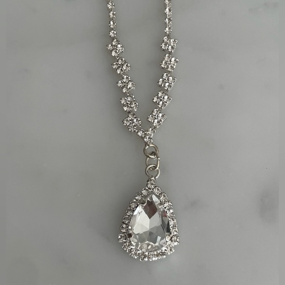 Fashion Crystal Necklace and Earrings set - Picture 5 of 7